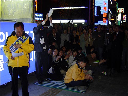 열린우리당 윤덕홍 후보가 해단식에서 지역주의 타파를 호소하자, 지지자들이 박수를 치며 격려했다. 